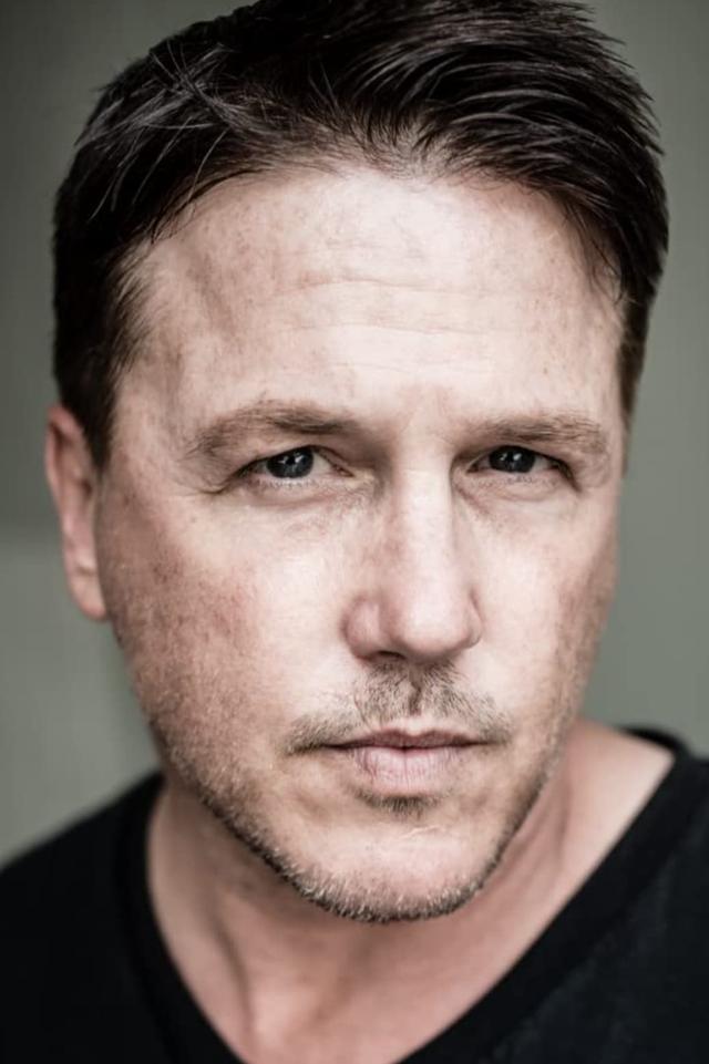 Profile Lochlyn Munro